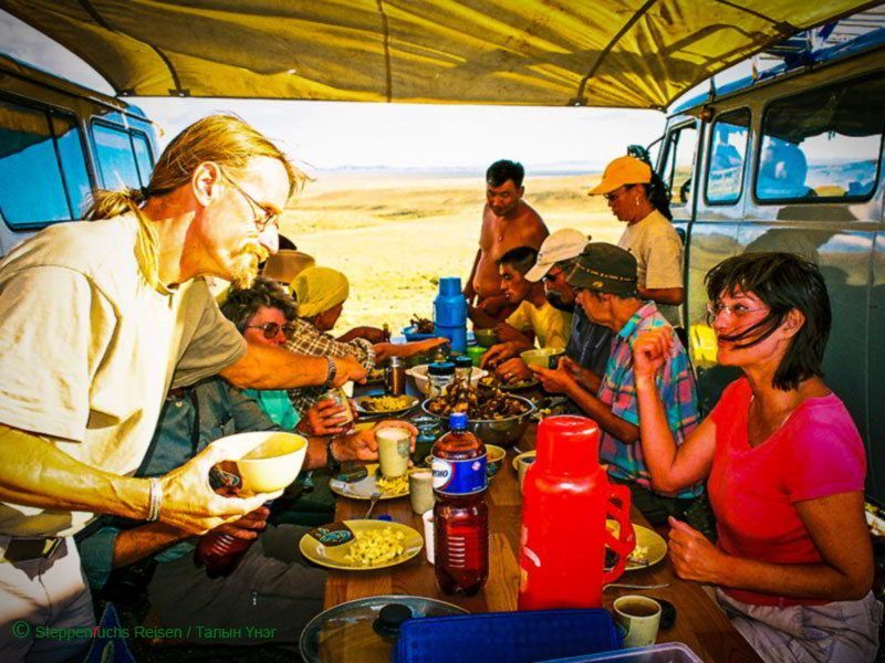 Steppenfuchs Reisen - Unsere Reisegruppe beim Abendessen