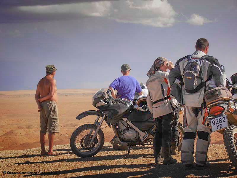 Steppenfuchs Reisen - Pause mit dem Motorrad