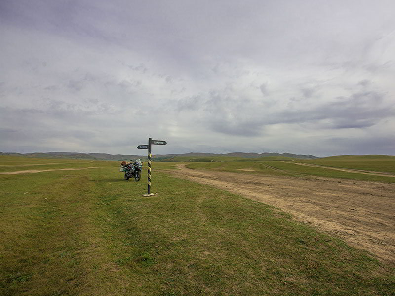 Steppenfuchs Reisen - Wegweiser an der Strecke