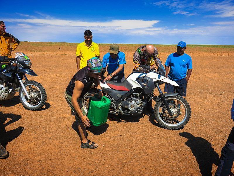 Steppenfuchs Reisen - Das Motorrad wird betankt