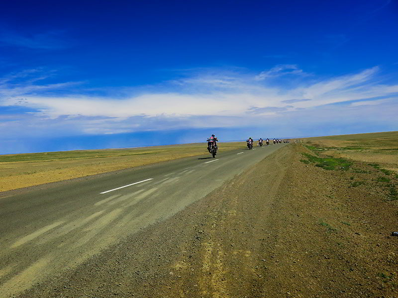 Steppenfuchs Reisen - Motorradkolone in der Wüste