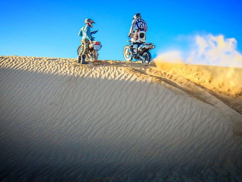 Steppenfuchs Reisen - Auf der Düne mit dem Motorrad