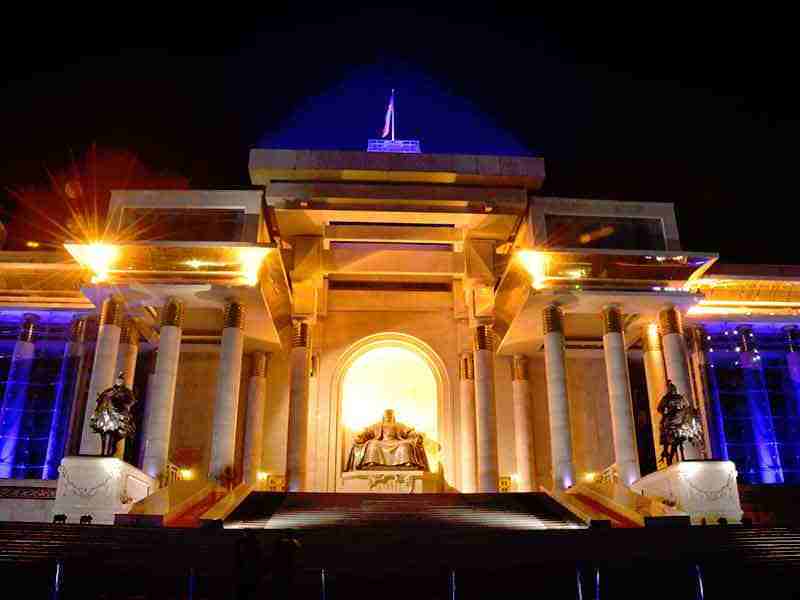 Steppenfuchs Reisen - Ulaanbaatar mongolisches Parlament mit Chingges Khan Denkmal